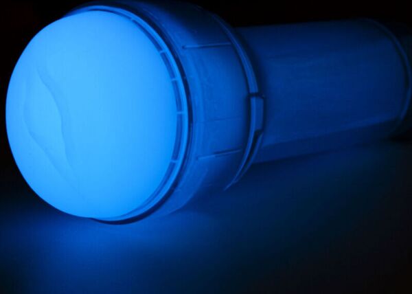 Kiiroo FeelGlow Masturbator mit durchscheinender Hülle, vaginaleingangsähnlicher Öffnung und transparentem Gehäuse