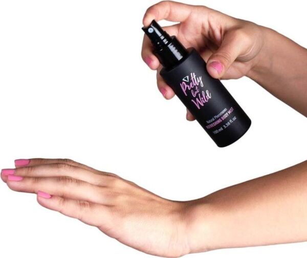 Body Mist Secret Play Pretty But Wild in der 100-ml-Sprühflasche
