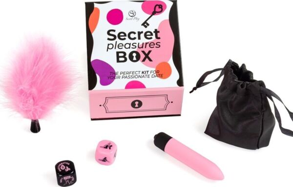 Sexwürfel-Set Secret Pleasures Box von Secret Play mit den zwei Würfeln, dem rosa Mini-Vibrator, dem rosa Federwedel und dem schwarzen Satinbeutel