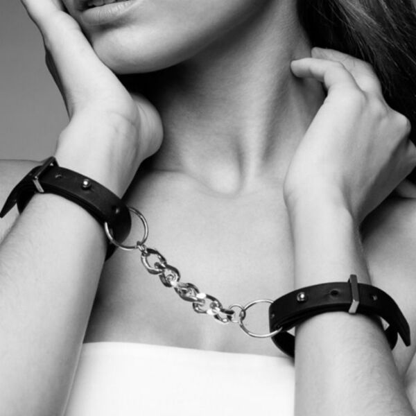 Maze Thin Handcuffs von Bijoux Indiscrets in Schwarz, mit den zwei Armbändern und der Kette